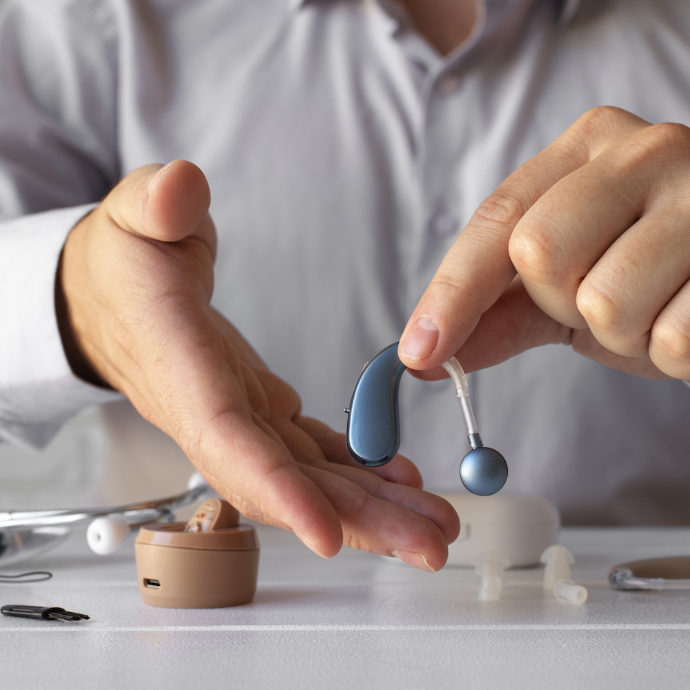 vista frontal hombre con audifonos