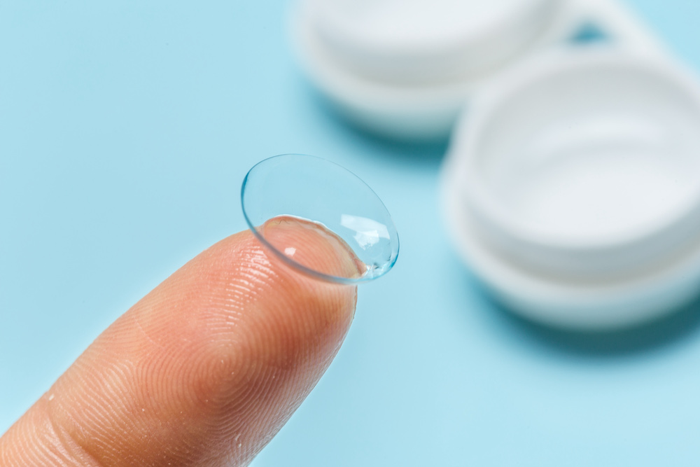 hand with contact lens lentes de contacto